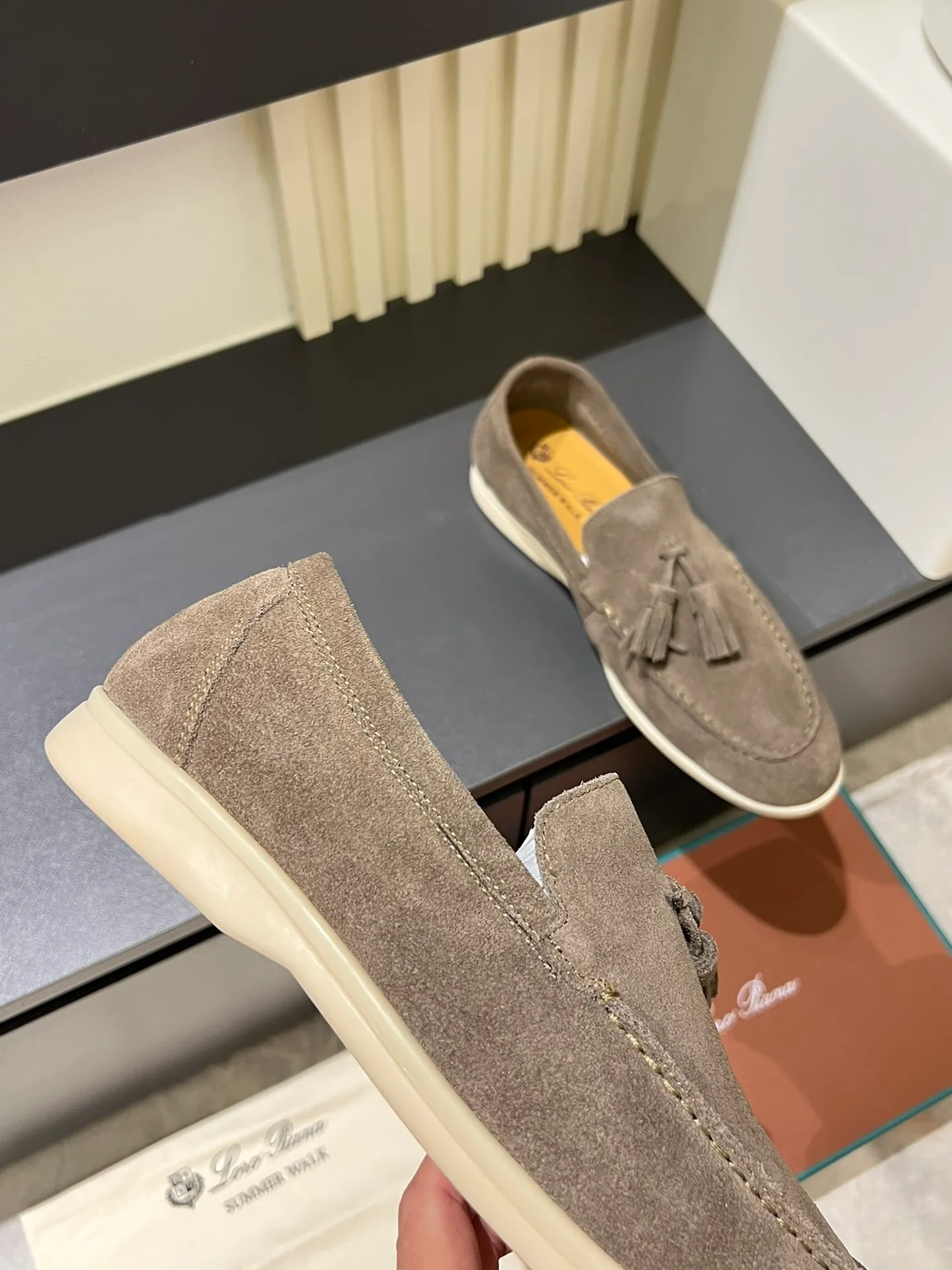 Men's shoes 💰p360 "Loro men's shoes 💰pian'*" Classic L men's shoes for couples 💰p Top version British flat loafers, a must-have item in old money style, the minimalist design is eye-catching and durable, a plus point for dressing The soft foot feel and texture are outstanding. They don’t scratch your feet and are very nice. They are matched with soft and waxy soles. They can be worn daily for a long time without getting tired. They are easy to wear, versatile and classic items, with perfect foot feel and texture! Imported cashmere fabric, the lining is made of imported A-grade water-dyed cow lining, the top version of the genuine leather midsole is sewn with pure handmade mark thread! Size: Female 35-40 (34. Customized) Male 38-44 (45.46. Customized)